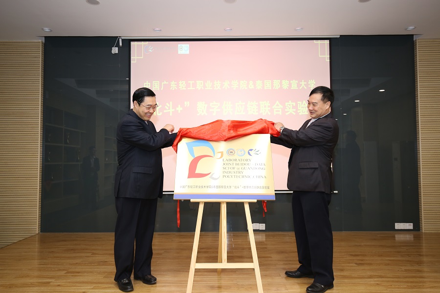 365���й�˾(Ӣ��)����-�ٷ���վ